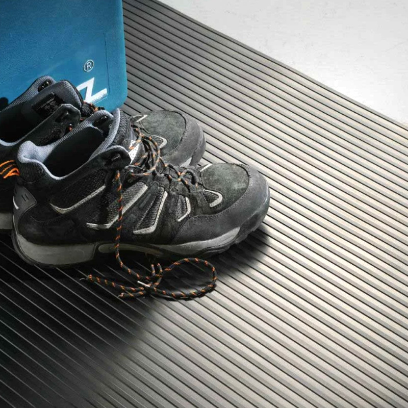 Malawak na ribbed goma banig